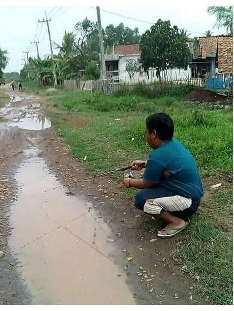 Foto orang mancing 4 ,sedang mancing kesabaran